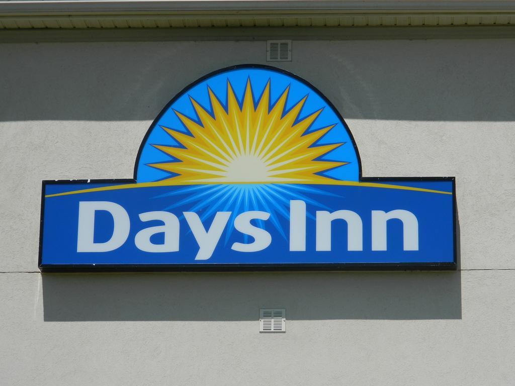 Days Inn By Wyndham Ориллия Экстерьер фото